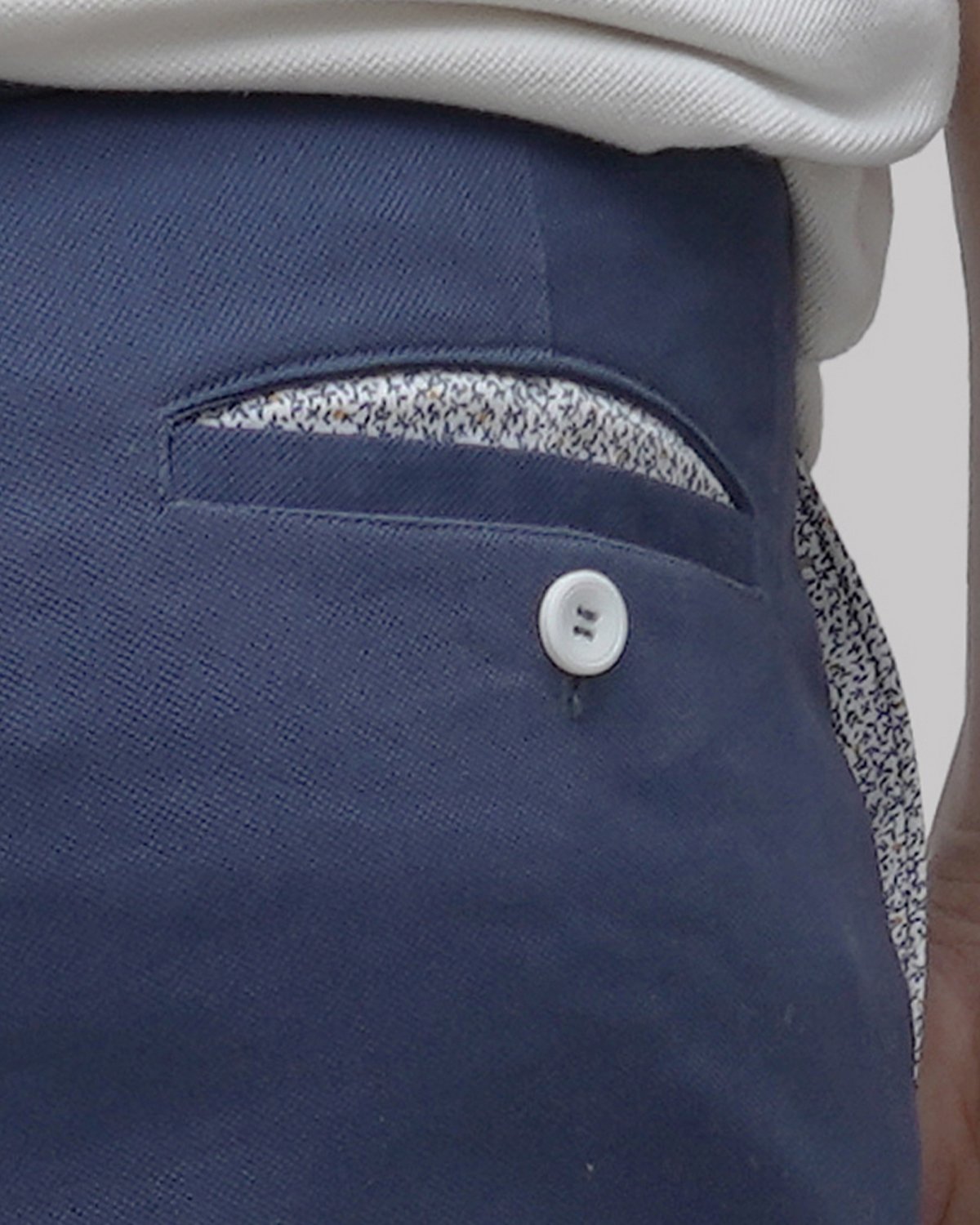 Cotton Short with Jacquard Weave and Extra Stretch - Indigo