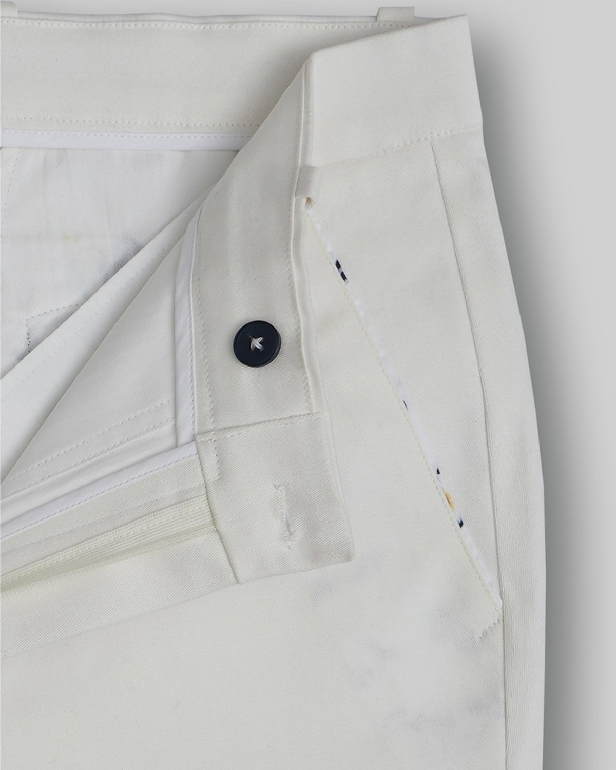 Cotton Short with Twill Weave and Extra Stretch - Off White